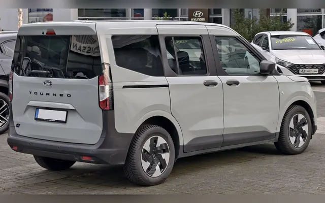 Ford E-Tourneo Courier