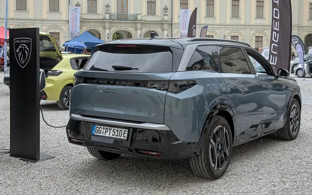 Peugeot e-5008